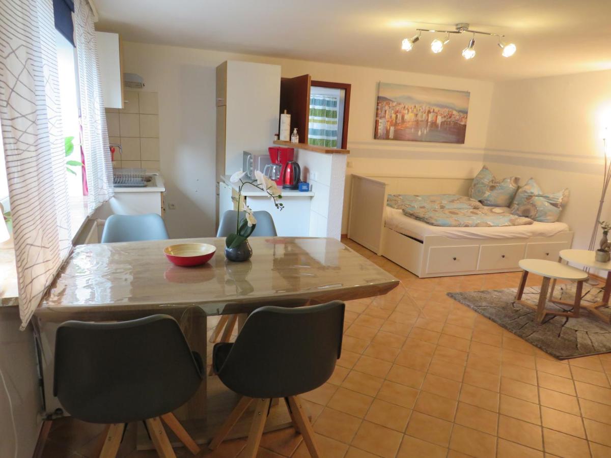 Ein Sitzbereich in der Unterkunft Ferienwohnung mit Terrasse in Schellhorn